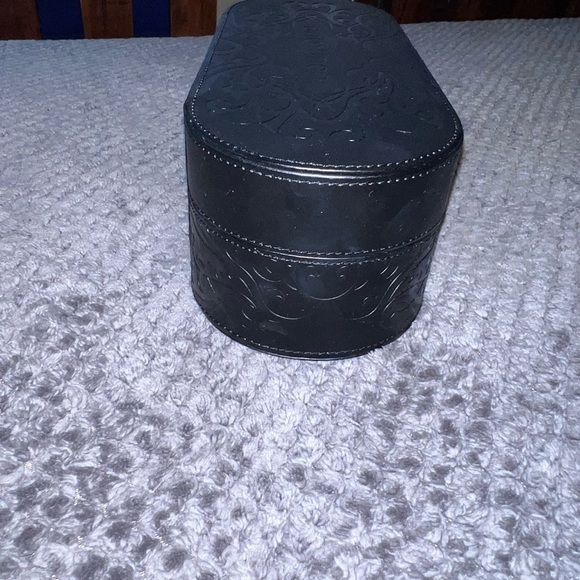 YOUNIQUE Presenters Black Makeup Case Box Latch Faux Leather 12” Oval Embossed - Picture 4 of 9